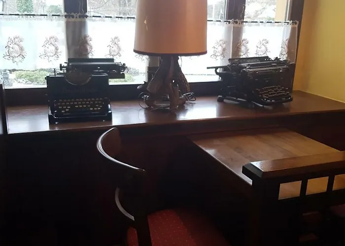 Parkschlosschen Maasdorf 3*